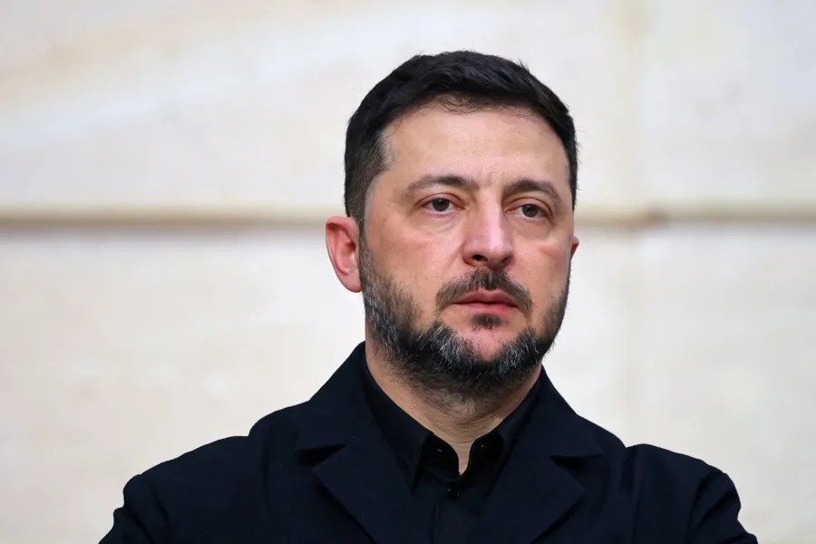 Zelenski y el futuro de Ucrania en la UE . En la imagen, El presidente ucraniano, Volodímir Zelenski, durante una rueda de prensa este lunes en París, Francia. EFE/EPA/SARAH MEYSSONNIER / POOL