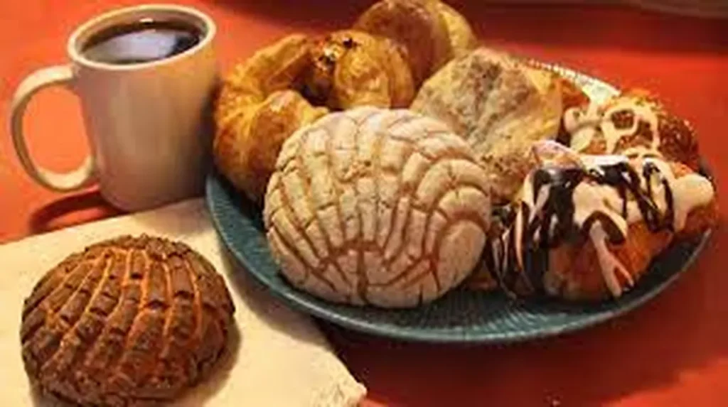 Con el descenso de la temperatura en el estado de mexico los habitantes de la entidad han vuelto a sus costumbres tradicionales para combatir el frio el cafe con pan