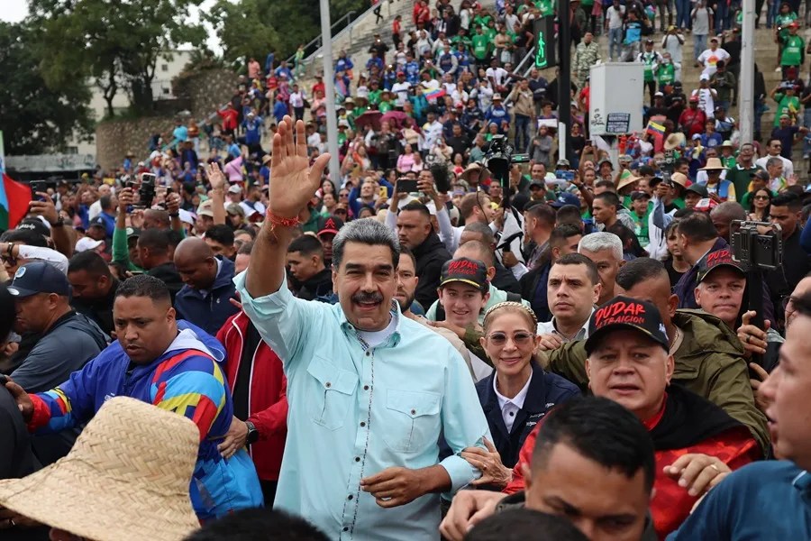 El presidente de Venezuela, Nicolás Maduro (c).