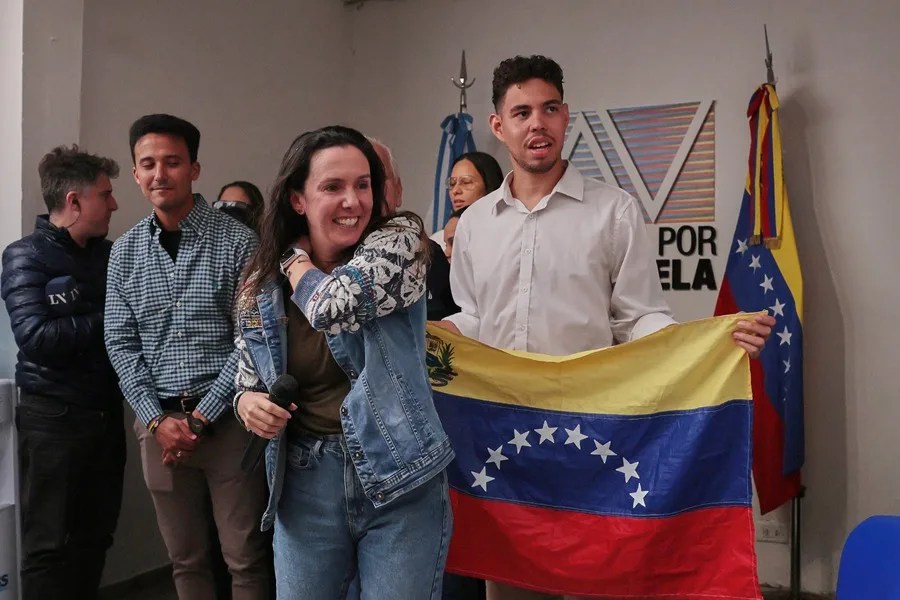 La referente opositora y secretaria general del Foro Argentino para la Defensa de la Democracia (FADD), Elisa Trotta (c), reacciona este sábado en el Centro Venezolano Argentino en Buenos Aires (Argentina).