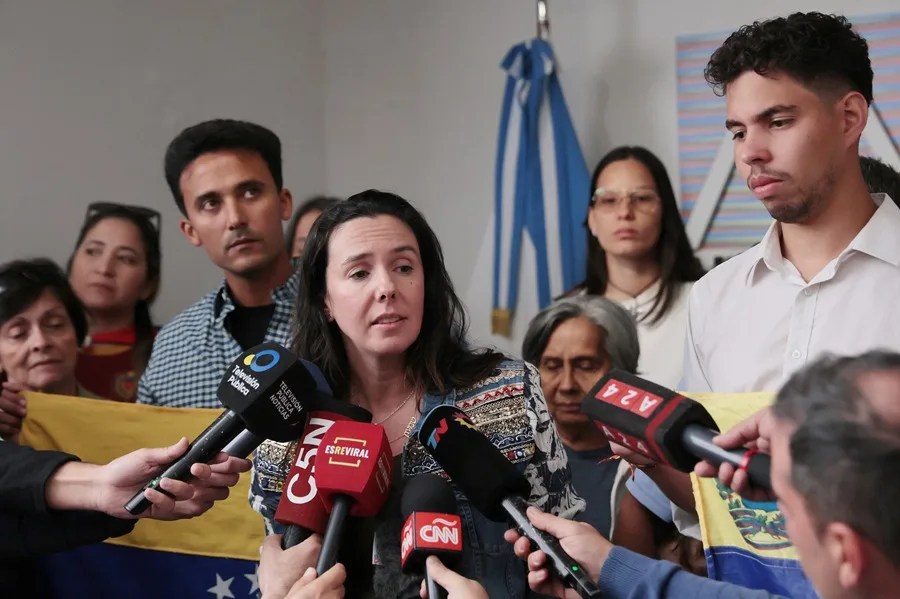 La referente opositora y secretaria general del Foro Argentino para la Defensa de la Democracia (FADD), Elisa Trotta (c), habla con periodistas en el Centro Venezolano Argentino este sábado, en Buenos Aires (Argentina).