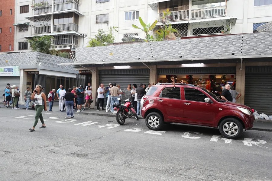Cola en un supermercado para abastecerse este sábado en Caracas (Venezuela).
