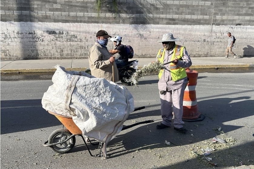 Retira Dirección de Limpia basura, llantas y escombro de las vialidades