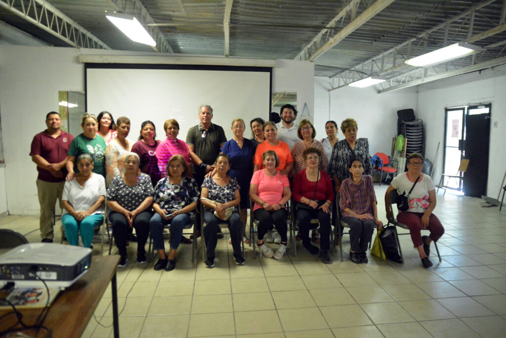 Adultos mayores disfrutan función de cine en el Jarudo