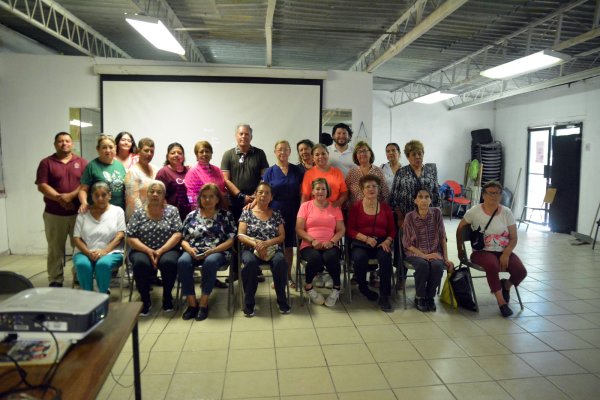 middle-6a28782ced34a6a28782ced34c-762385140 Adultos mayores disfrutan función de cine en el Jarudo