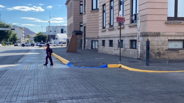 Pintan guarniciones en el Centro para dar seguridad peatonal