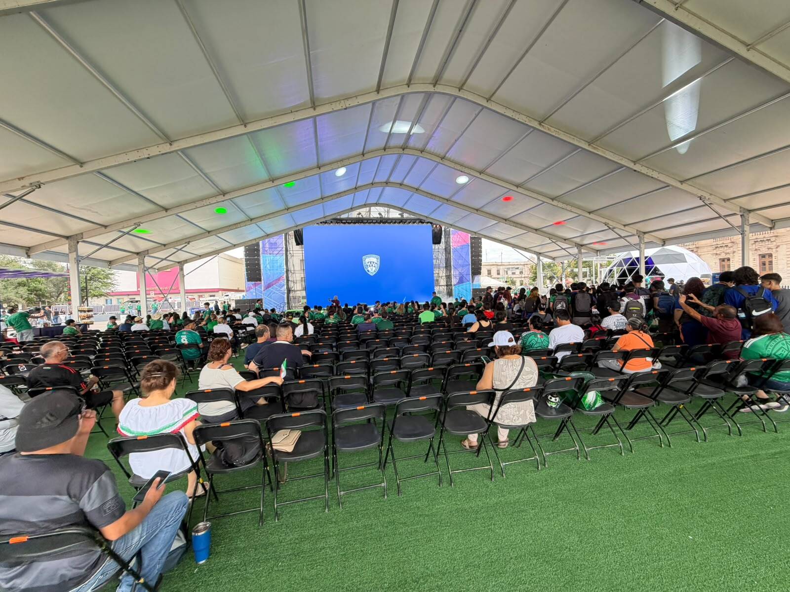 Instalan pantalla gigante para vivir Fiesta Mundialista