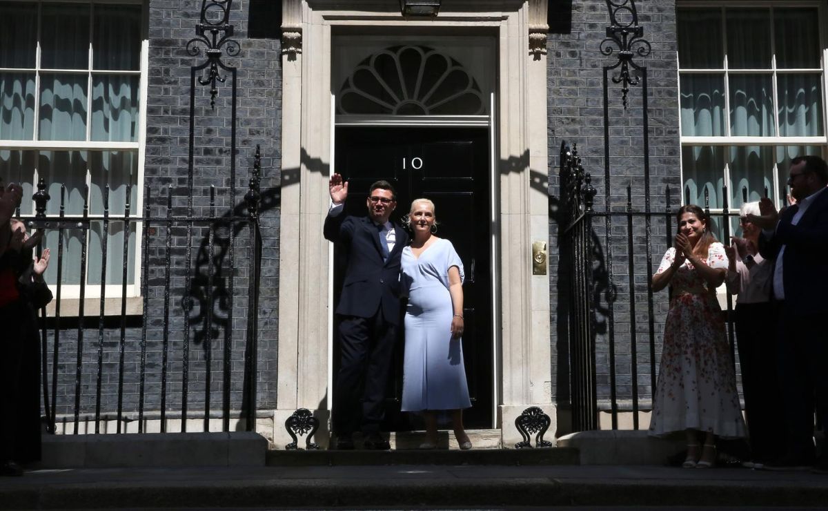 Andy Burnham asume como nuevo primer ministro de Reino Unido - andy-burnham-y-su-esposa-en-el-10-de-downing-street