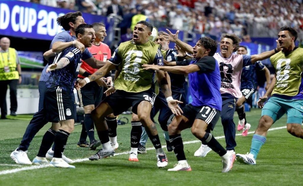 Del futbol al populismo de ultraderecha: Milei explota la derrota del Mundial para promoverse - del-futbol-al-populismo-de-ultraderecha-milei-explota-la-derrota-del-mundial-para-promoverse-2-1024x631