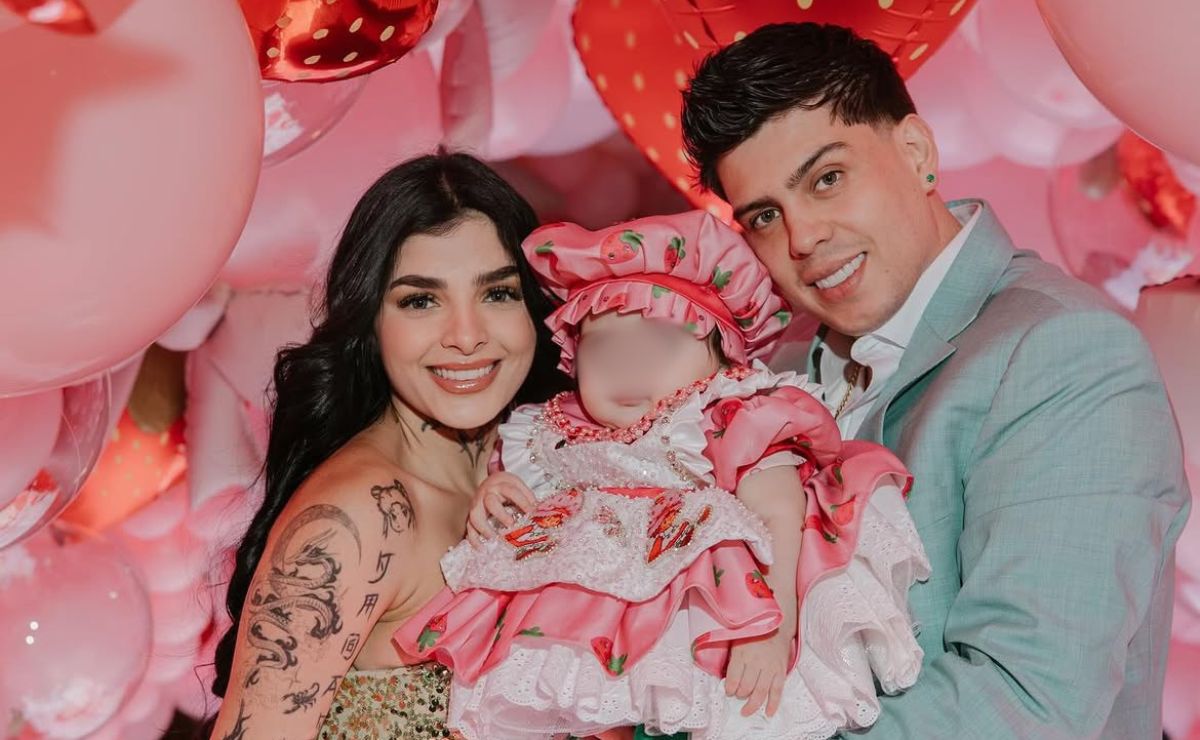 Irrumpen en casa de Karely Ruiz en Nuevo León, ¿intentaron secuestrarla? - karely-ruiz-junto-a-su-esposo-e-hija