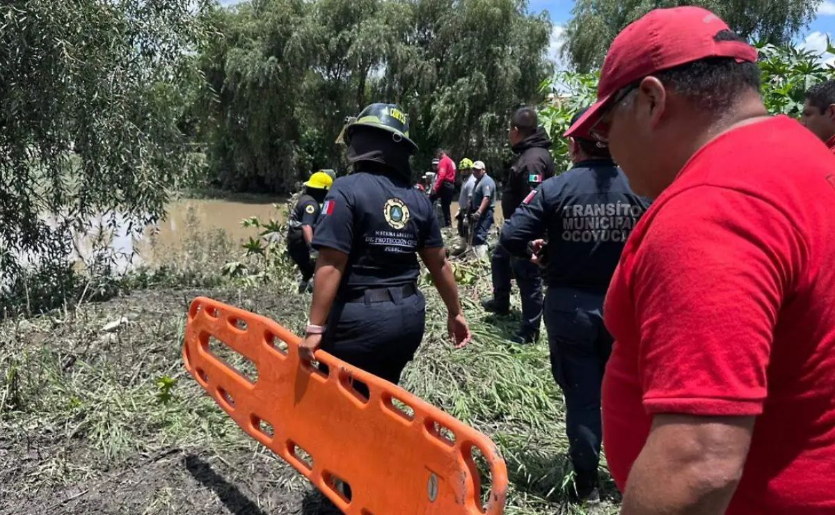 Lluvias arrastran patrulla en Puebla; un policía y tres mujeres murieron ahogados - labores-de-recuperacion-de-cuerpos-de-patrulla-arrastrada-por-la-corriente-del-rio-atoyac-en-puebla