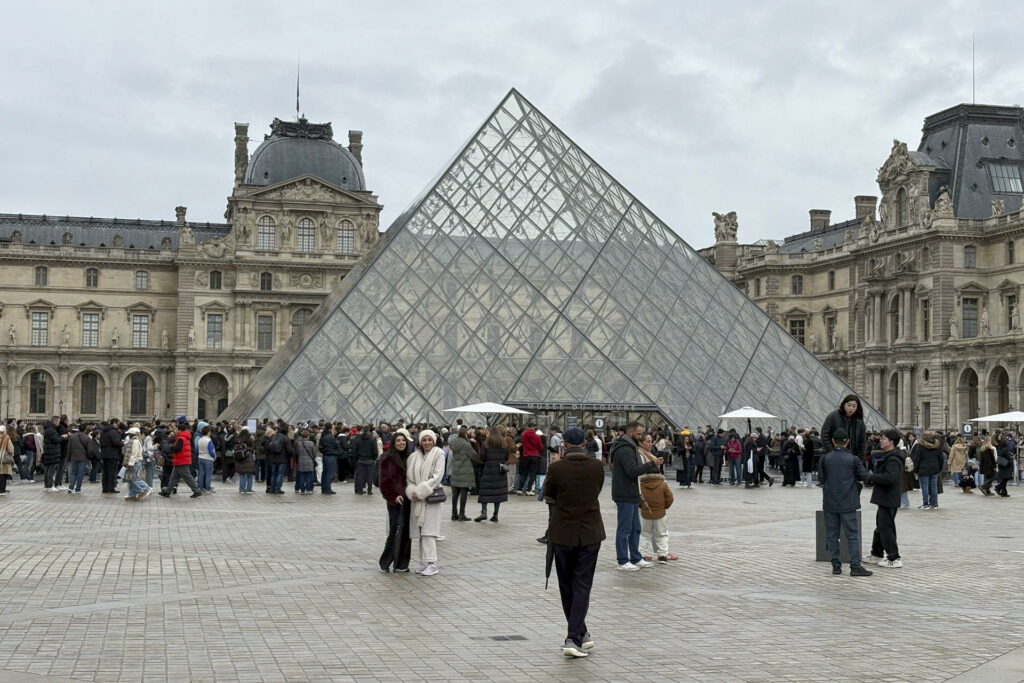 La Torre Eiffel y los principales museos de París adelantan su cierre por la ola de calor - museo-del-louvre-paris-1024x683