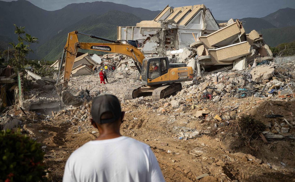 Cifra de muertos en Venezuela por terremotos supera los 3 mil 500 - retiro-de-escombros-en-venezuela