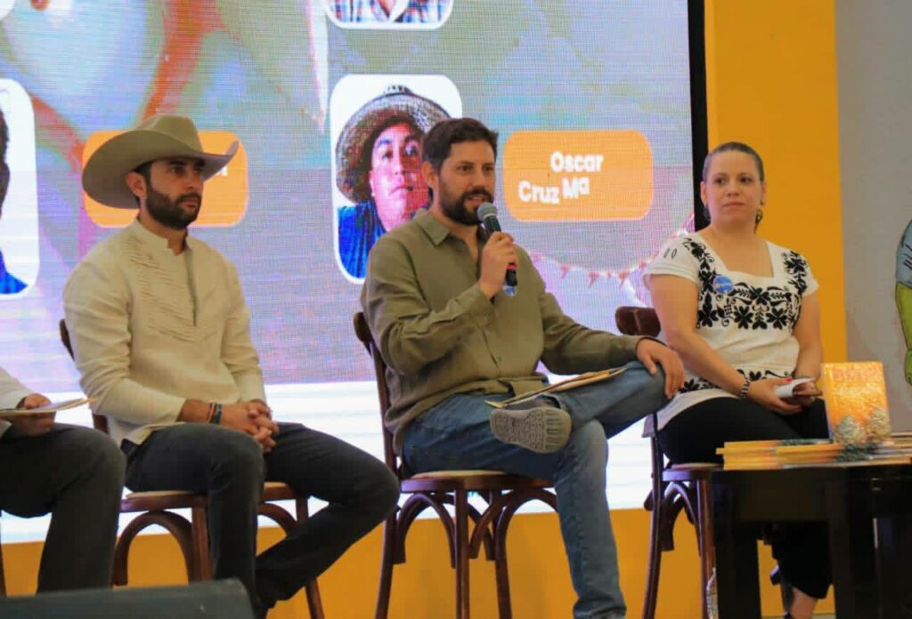 Presentan libro que rescata el legado de 44 maestras y maestros mezcaleros y reaviva el llamado para revisar el IEPS - whatsapp-image-2026-07-29-at-54053-pm-2-1024x696