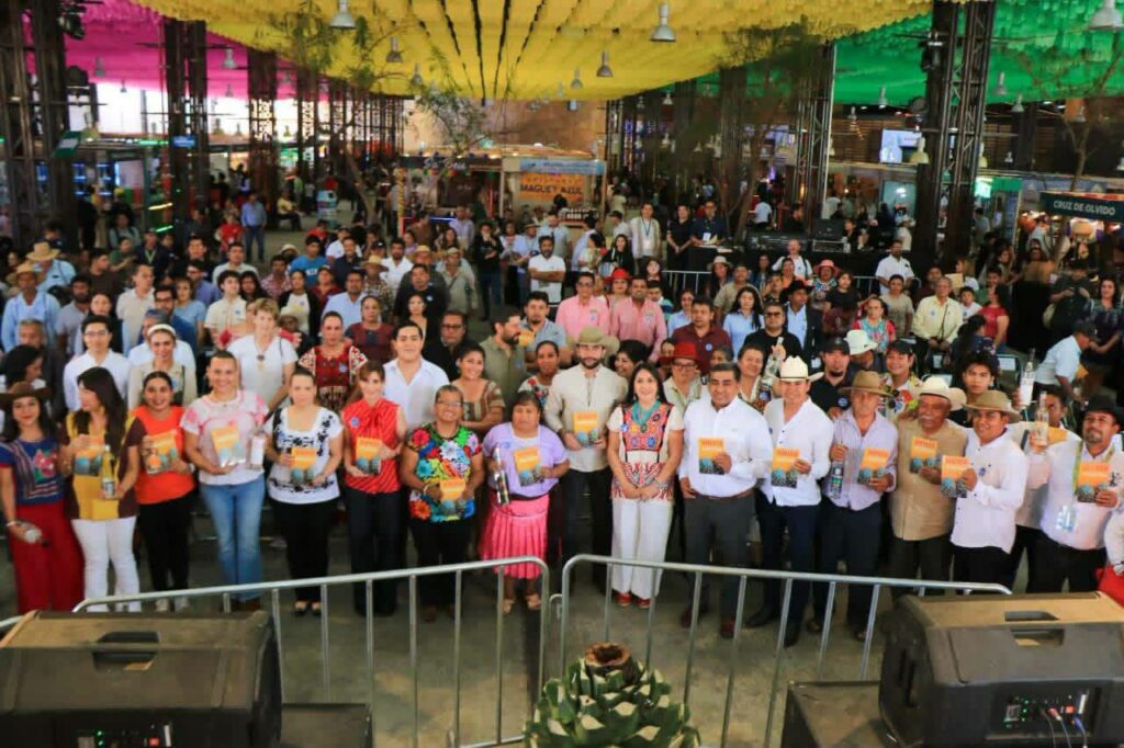 Presentan libro que rescata el legado de 44 maestras y maestros mezcaleros y reaviva el llamado para revisar el IEPS - whatsapp-image-2026-07-29-at-54055-pm-2-1024x682