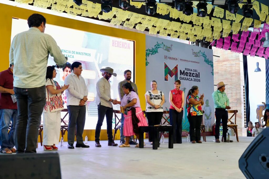 Presentan libro que rescata el legado de 44 maestras y maestros mezcaleros y reaviva el llamado para revisar el IEPS - whatsapp-image-2026-07-29-at-54056-pm-5-1024x683