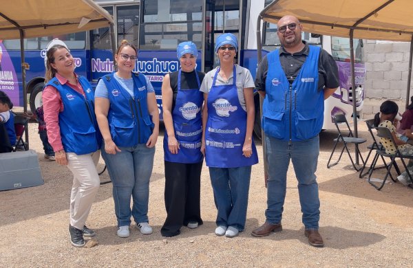 Reciben familias de Los Llanos al comedor móvil