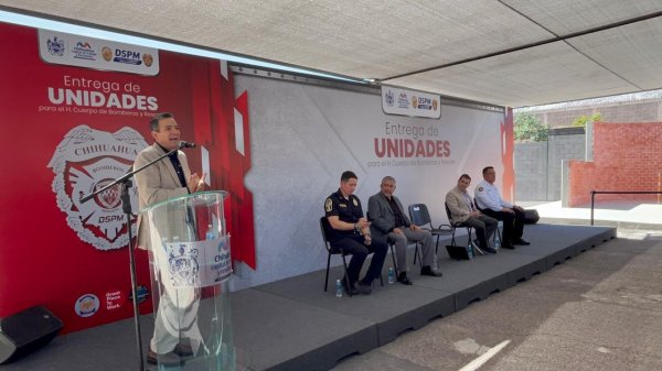 middle-1001263233-872964150 Entrega alcalde nuevas bomberas para fortalecer labores