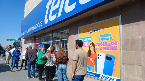 Largas filas en Telcel; usuarios soportan el sol para registrar su línea