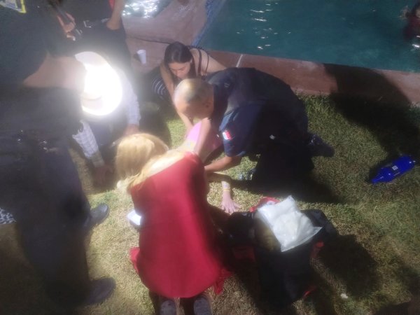 Auxilian policías a niña de 7 años tras caer en alberca