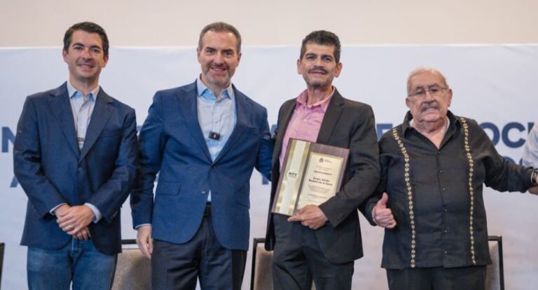 reconocen_servidores_publicos_jubilados_por_anos_de_servicio_7d7375b2fb