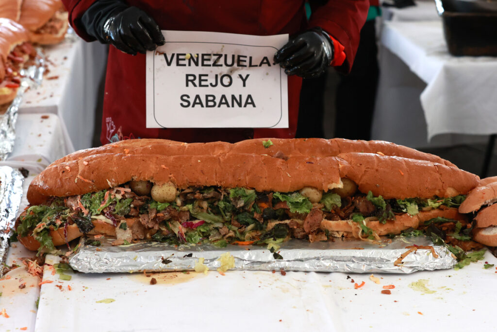 Una torta de 1.5 toneladas se conquista un récord Guinness en México - una-torta-de-15-toneladas-se-conquista-un-record-guinness-en-mexico-1024x683