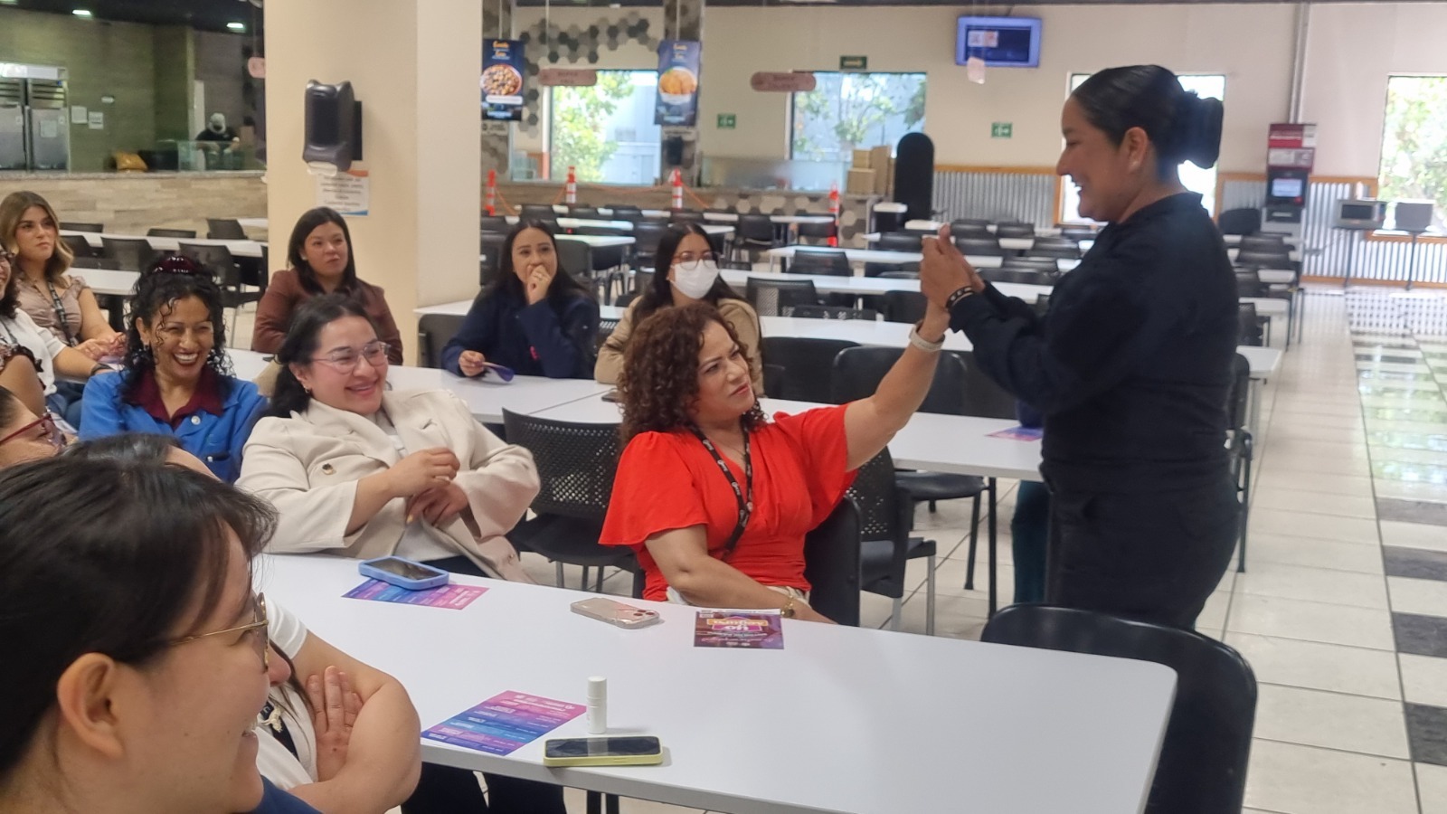 Dan clases de defensa personal a mujeres de maquiladoras