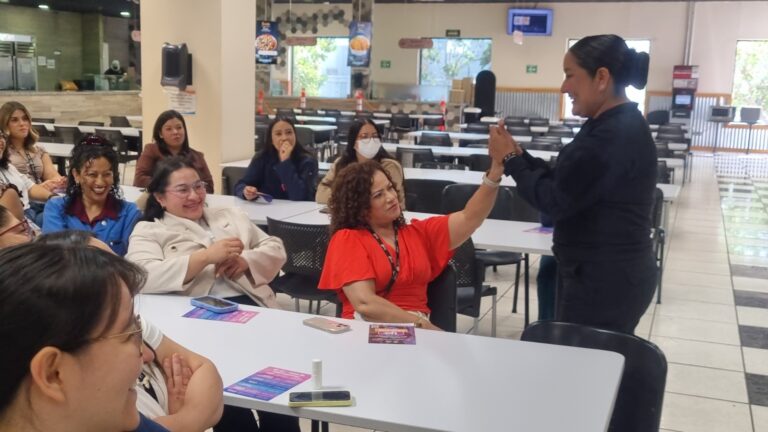 Dan clases de defensa personal a mujeres de maquiladoras