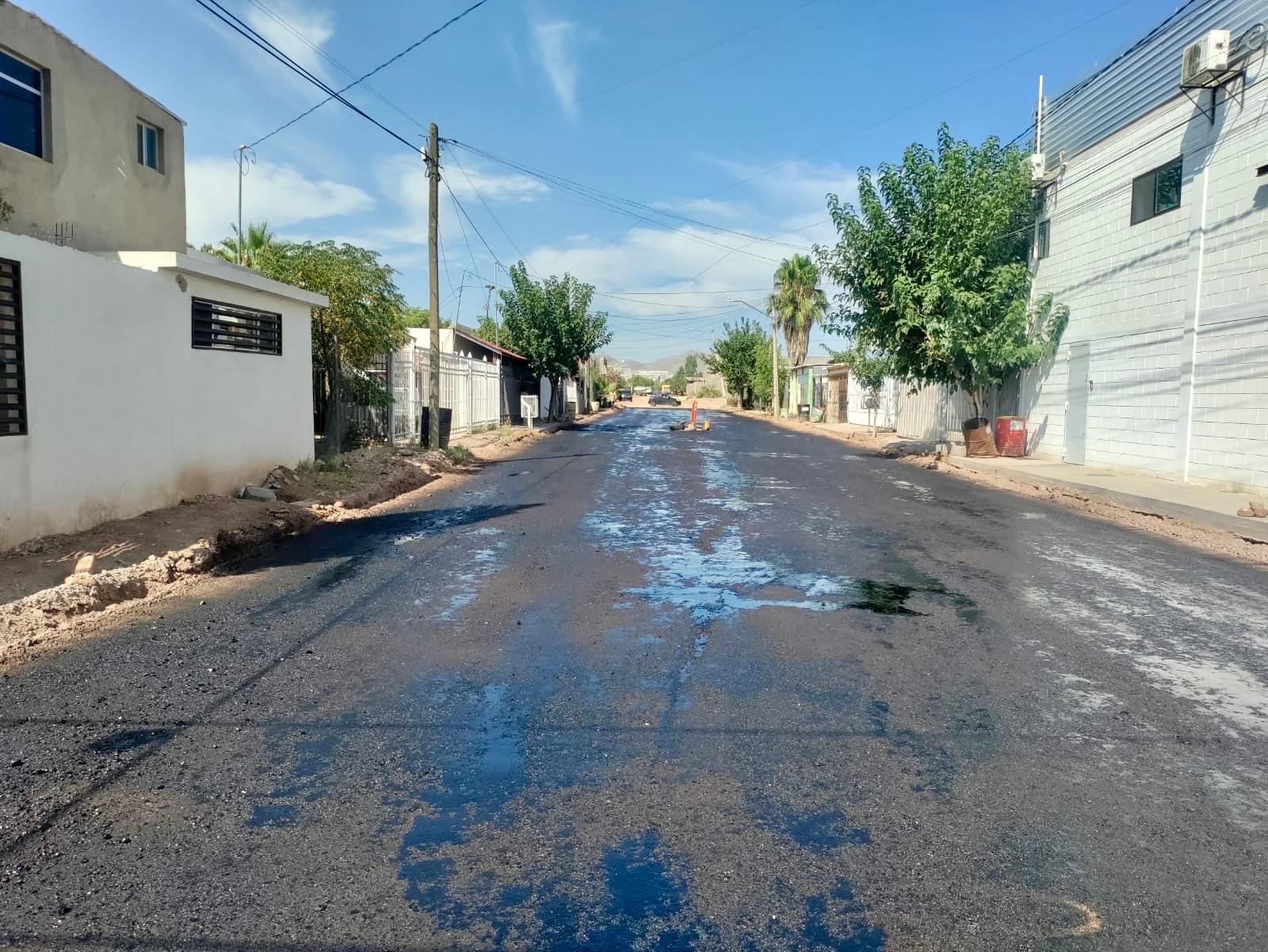 Trabajan en pavimentación de la calle Santiago Calderón