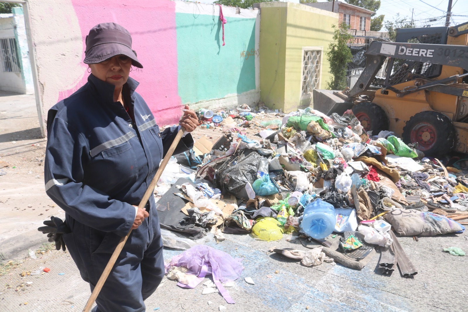 Atienden reporte de vivienda con acumulación de basura