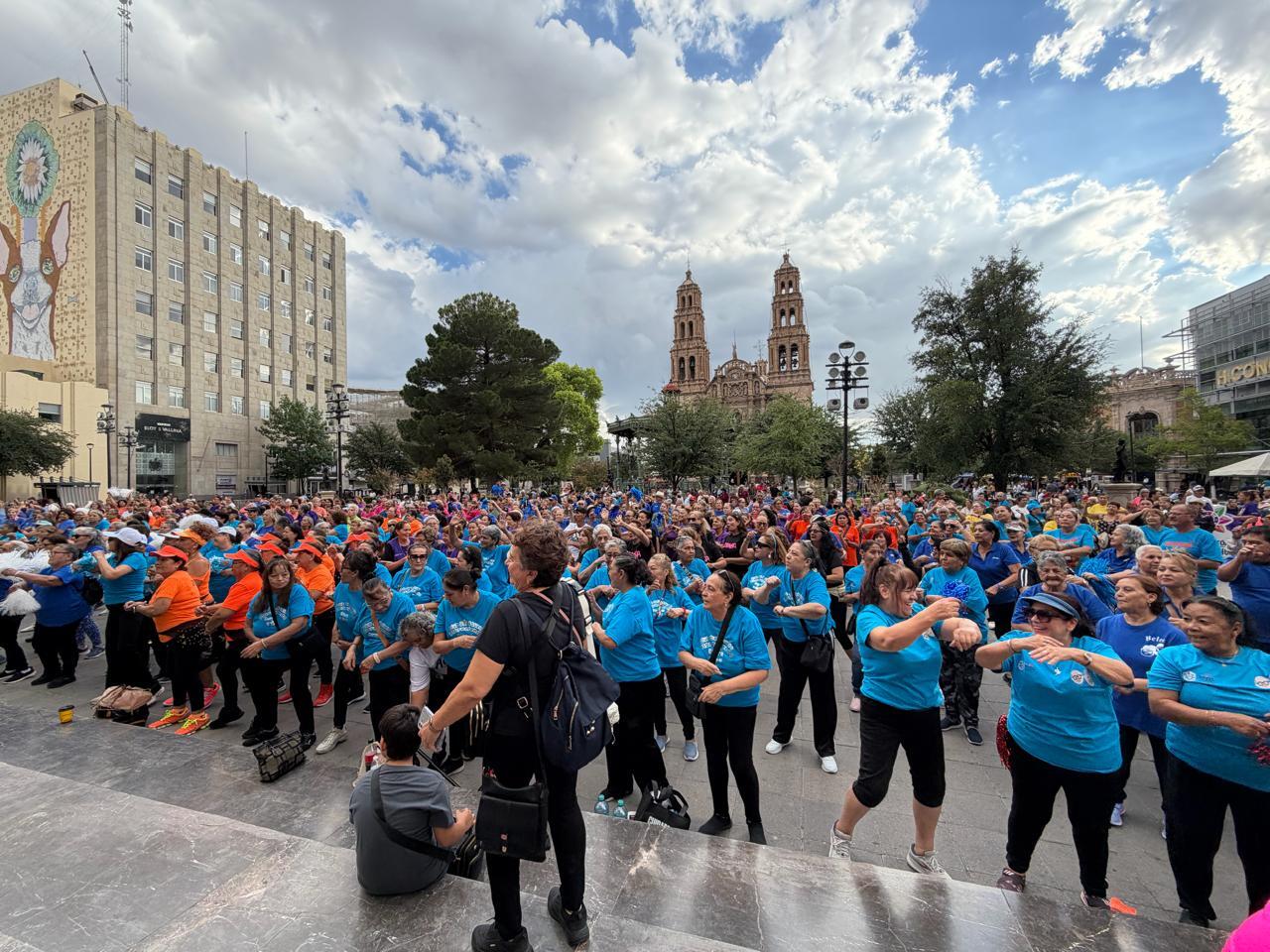 Llenan de música y baile la Plaza de Armas con Mega Zumbatón