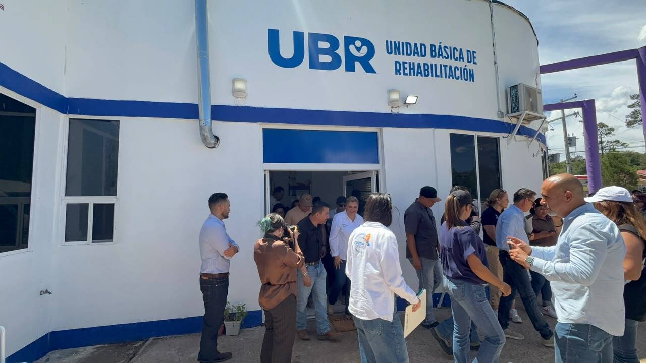 Maru Campos entrega apoyos de rehabilitación y destaca cobertura médica en la Sierra
