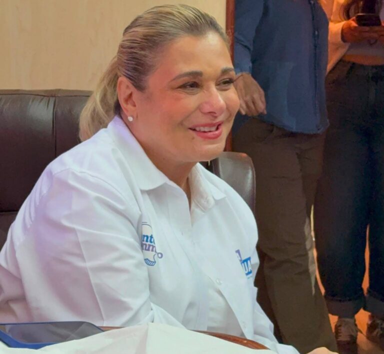 Rescata Maru Campos camión de la era Patricio Martínez y lo convierte en el “Maru Bus”