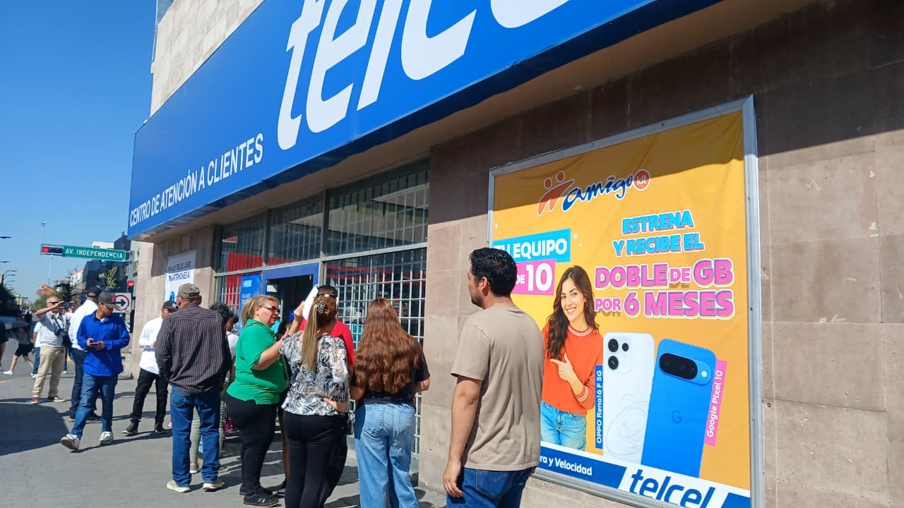 Largas filas en Telcel; usuarios soportan el sol para registrar su línea
