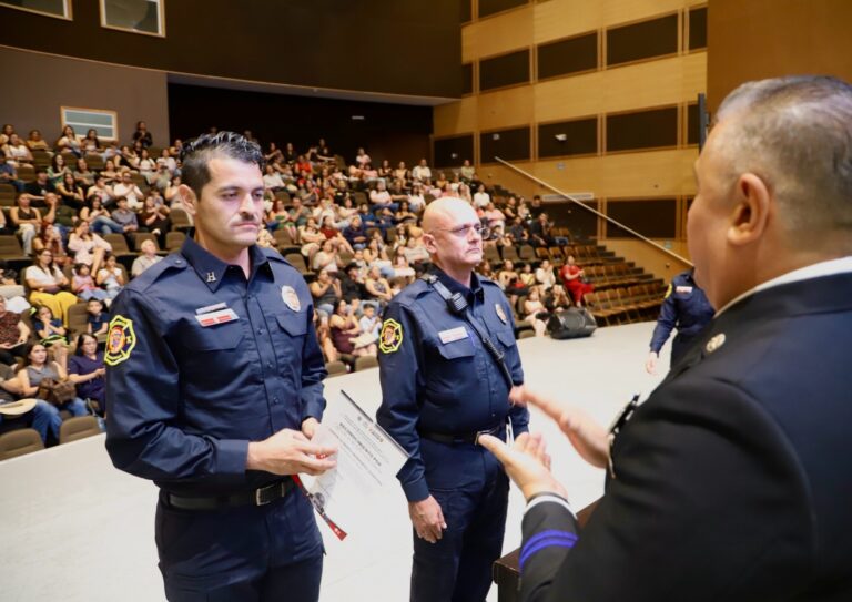 Reconocen entrega y trayectoria de bomberos de Chihuahua en Noche de Galardones
