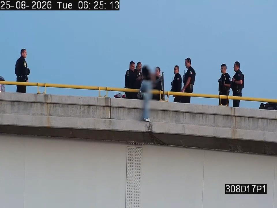 Salvan policías a jovencita con crisis emocional