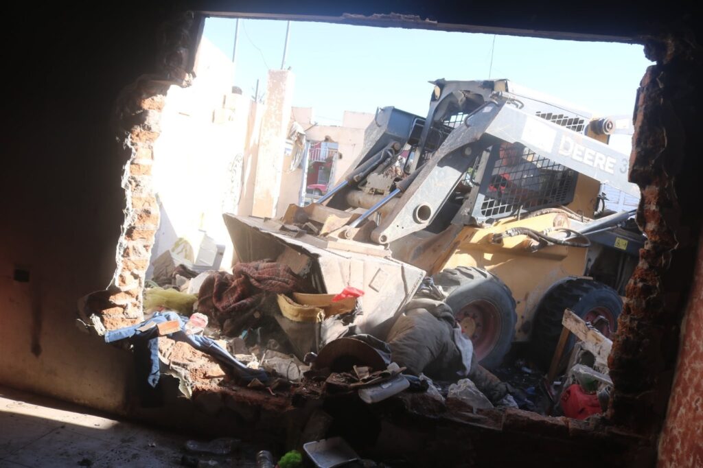 Retiran más de 10 toneladas de basura en 2 viviendas