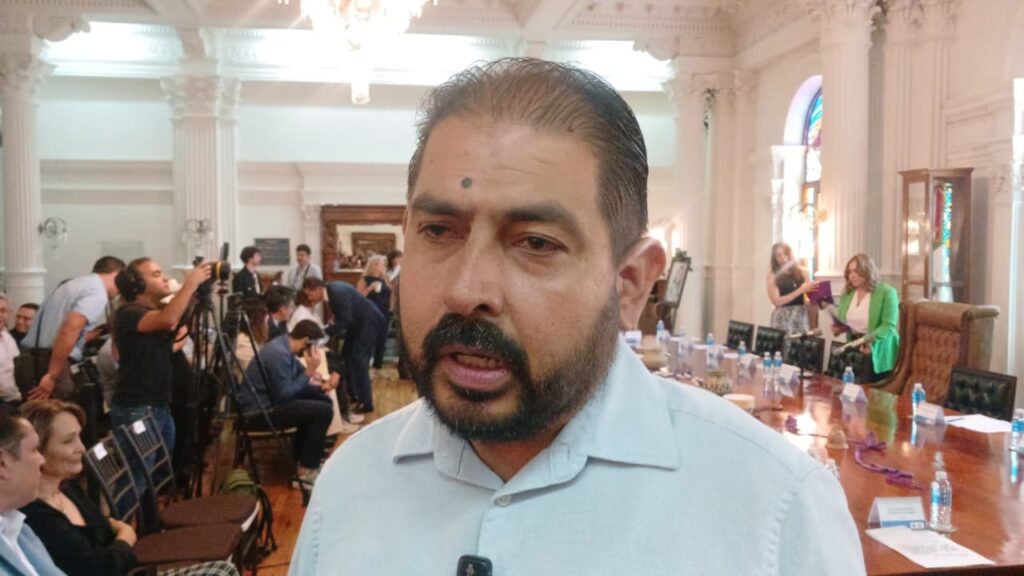 Presenta regidor solicitud  para que empresario permita el paso en calle Bustamante