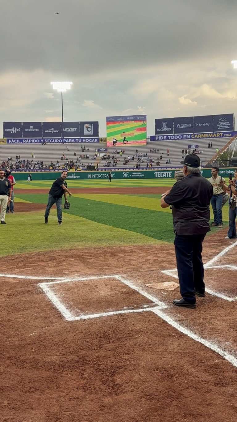 De la Peña lanza la primera pelota en la gran final del béisbol estatal