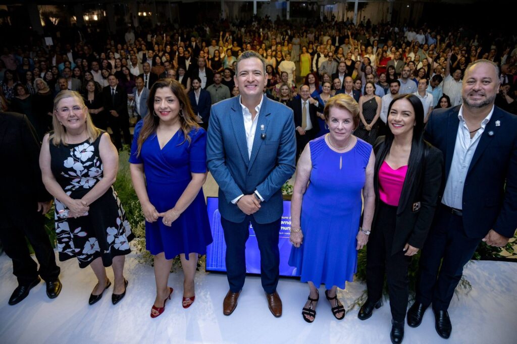 Entrega alcalde reconocimientos por cierre de diplomado