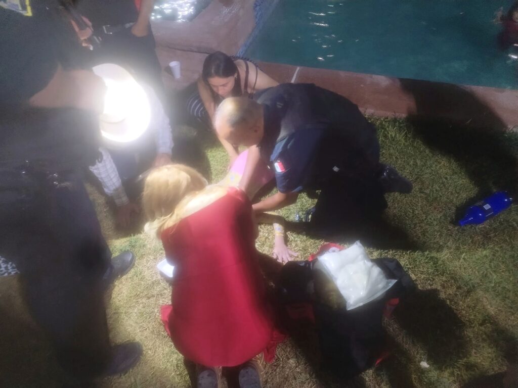 Auxilian policías a niña de 7 años tras caer en alberca
