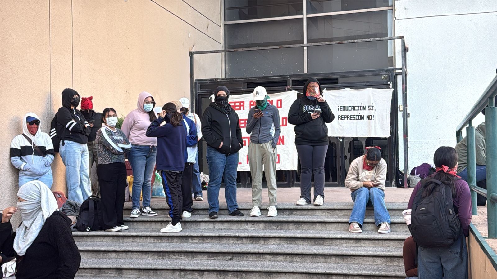 whatsapp-image-20260831-at-80134-am-487160952-1 Normalistas de Saucillo toman Secretaría de Educación por plazas docentes