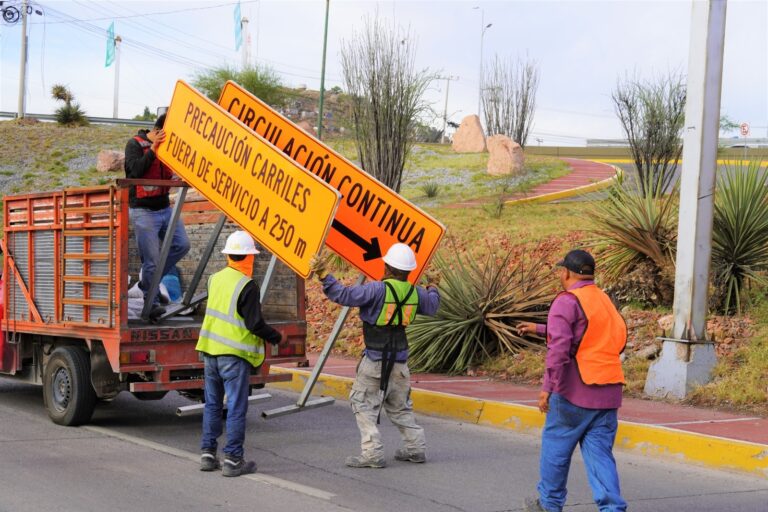 Instalan señalamiento preventivo por carriles fuera de servicio en Teófilo Borunda en sentido Centro-Reliz