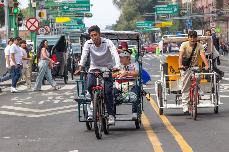 Bicitaxis ofrecen sus servicios en el primer cuadro de la capital, en donde la movilidad se complica por los continuos bloqueos, como el que lleva cuatro días en Eje Central y avenida Juárez.
Foto: Cuartoscuro