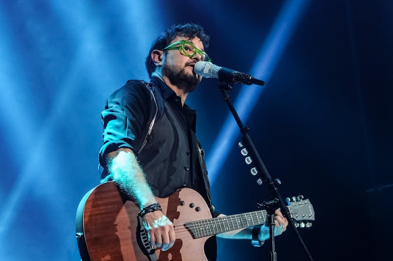 El musico y cantautor mexicano ahora cuestionó las versiones de los medios que lo han señalado por comportamiento inadecuado.