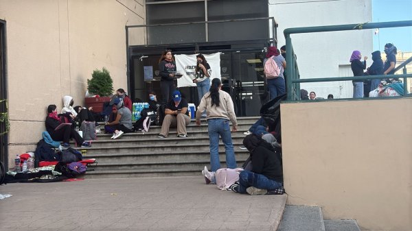 Normalistas de Saucillo mantienen protesta por plazas definitivas