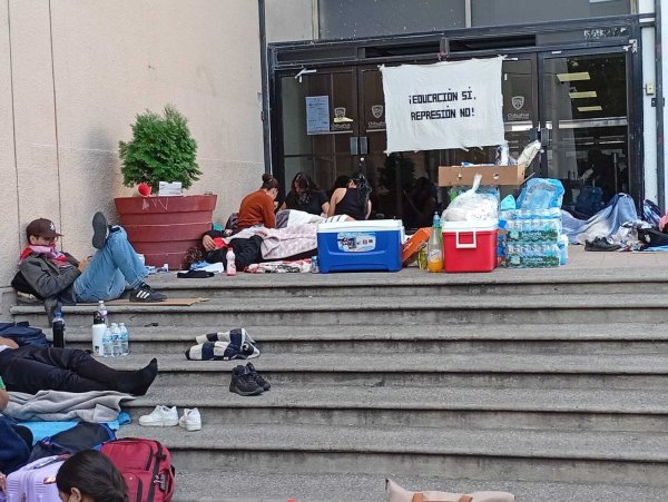 Por tercer día, maestras mantienen tomada Educación