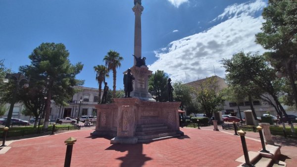 Atienden monumentos alusivos a la Independencia