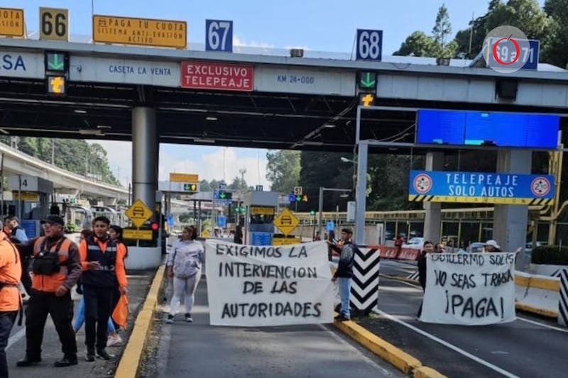 La caseta México-Toluca ubicada en la alcaldía Cuajimalpa se encuentra bloqueada. La manifestación se debe a malas condiciones laborales que viven trabajadores de limpieza.