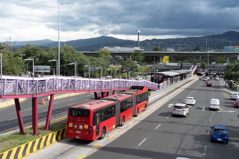 El Gobierno de la Ciudad de México activó la Alerta Amarilla ante el pronóstico de fuertes vientos en distintas alcaldías. En la imagen, cae la tarde en la estación Perisur del Metrobús, con el tránsito cotidiano de la ciudad mientras las nubes cubren parte del cielo y los últimos rayos de sol permanecen en otras zonas.